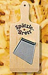 Spaetzle handgeschabt mit Brett und Schaber